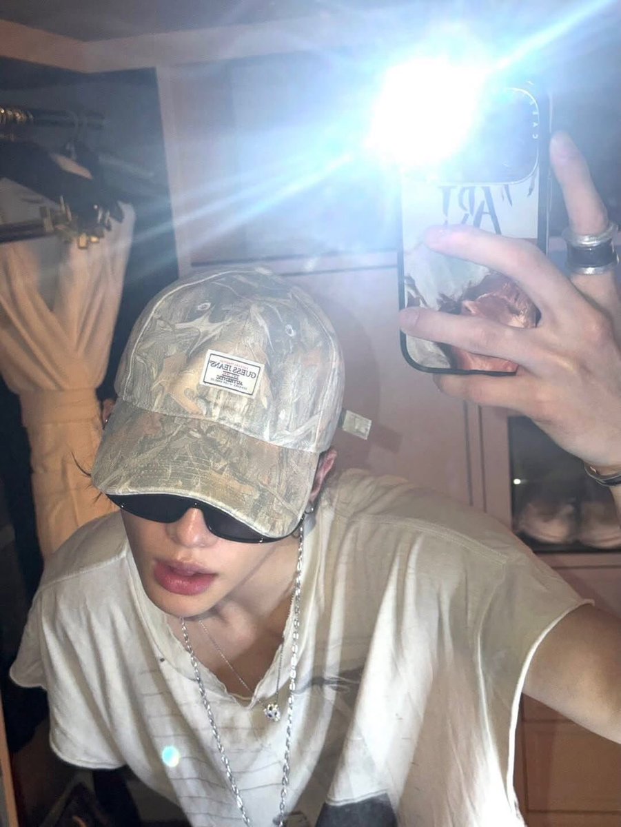 asawones's tweet photo. hyunin au |  moth to a flame

Hyunjin pode lidar com o estrago que um boato de traição causaria em sua carreira. Porém não esperava descobrir o quanto dependia de alguém que deveria ser apenas um caso.
Jeongin detesta tudo que a fama pode trazer. Apesar disso, escolheu se + https://t.co/NcNY9i02La