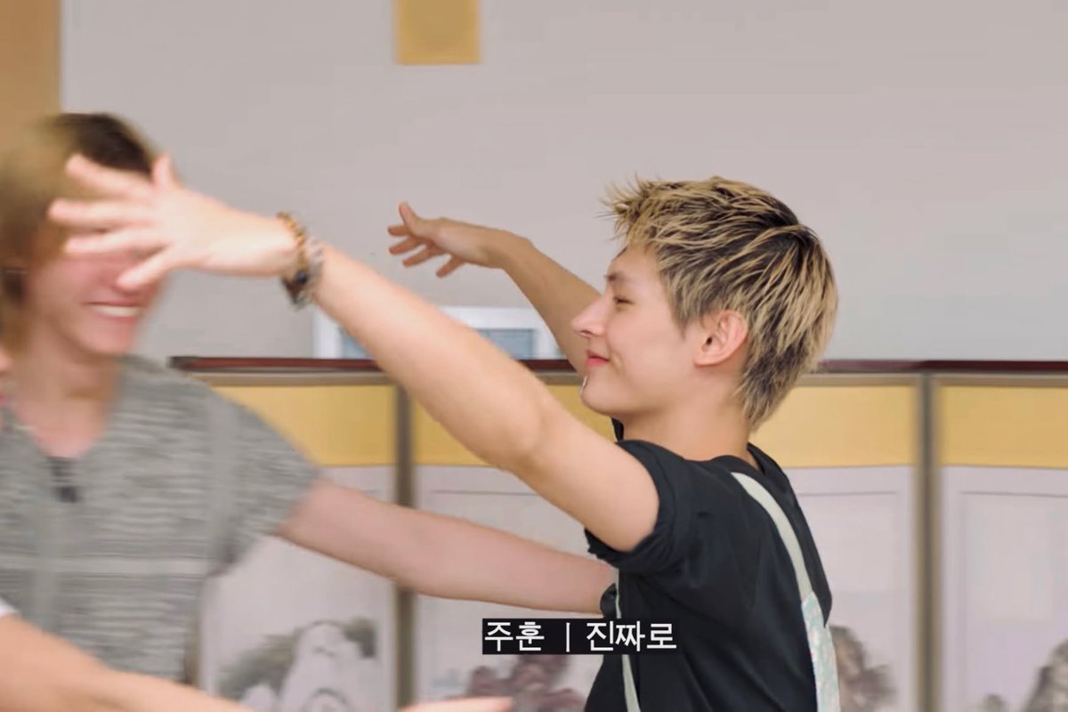 lvchanelz's tweet photo. james is so cute running to hug his team oh my 🤏🏻😭 https://t.co/DhPMCj8lFt