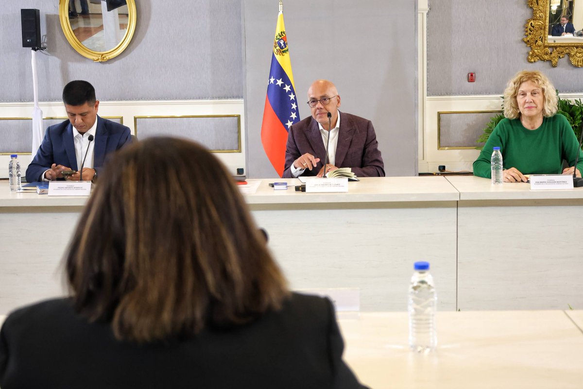 AlbertoRodNews's tweet photo. ÚLTIMA HORA | Gobierno y AN-2015 mantienen nueva jornada de conversaciones en la mesa de diálogo político https://t.co/NaRx3NbUid https://t.co/clTEglQjtn