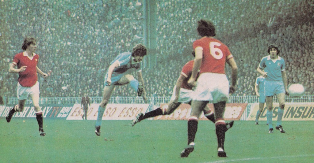 SportsHistory26's tweet photo. Action shots from the Manchester Derby at Maine Road #OTD in 1971
The Citizens took an early lead through Denis Tueart but the Reds struck back with goals from Steve Coppell (15), David McCreary (26) and Gerry Daly (69)
#SportingMemories #United #City #FirstDivision https://t.co/uiLYKuuhhT