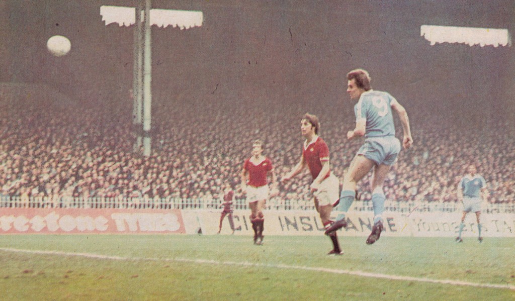 SportsHistory26's tweet photo. Action shots from the Manchester Derby at Maine Road #OTD in 1971
The Citizens took an early lead through Denis Tueart but the Reds struck back with goals from Steve Coppell (15), David McCreary (26) and Gerry Daly (69)
#SportingMemories #United #City #FirstDivision https://t.co/uiLYKuuhhT