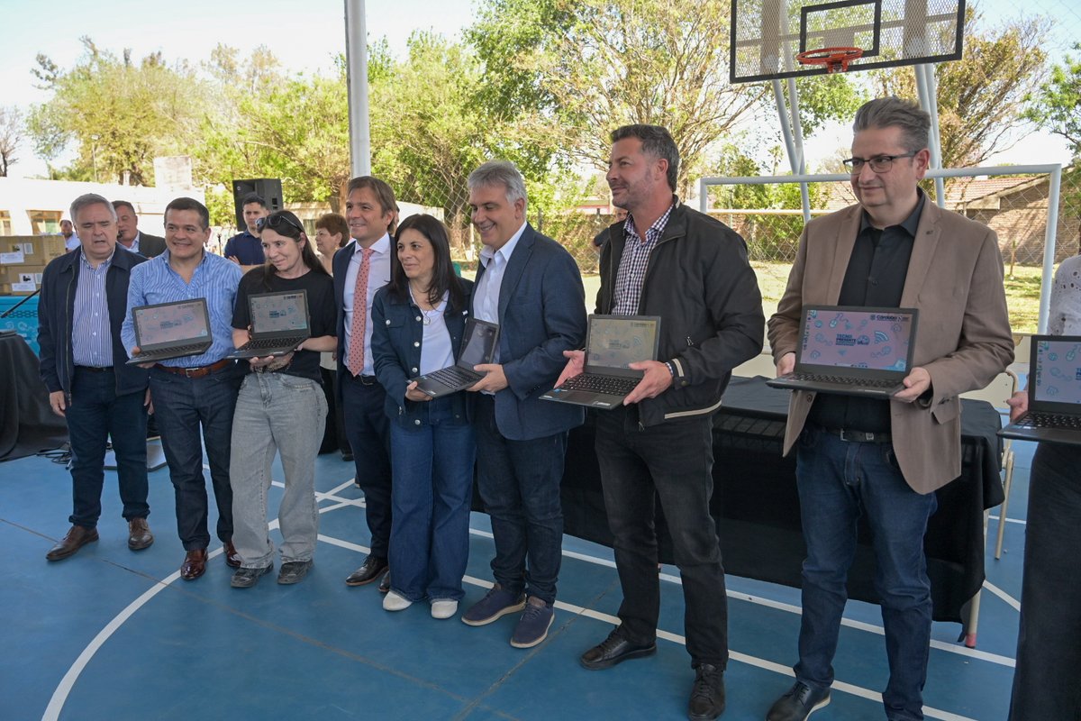 GustavoHBrandan's tweet photo. Cuando invertimos en educación y deporte, estamos apostando al futuro de nuestros chicos y al crecimiento de toda la comunidad.

Acompañé al gobernador @MartinLlaryora en #BellVille, donde inauguramos el polideportivo del IPEM 140 y anunciamos $50 millones para seguir mejorando la escuela.

También entregamos 20 netbooks y un carro tecnológico a la Escuela ProA Experimental, y reconocimos el trabajo de la Escuela Normal Superior José Figueroa Alcorta y del IPET 267 Antonio Graziano, en el marco de TransFORMAR@Cba.

Con el programa Tecno Presente y estas inversiones, seguimos llevando más herramientas a las escuelas y acompañando a quienes todos los días hacen de la educación una prioridad.

Porque queremos que cada chico y cada chica de Córdoba tenga más oportunidades para aprender, crecer y construir su futuro, sin importar dónde viva.

#HacerParaCrecer