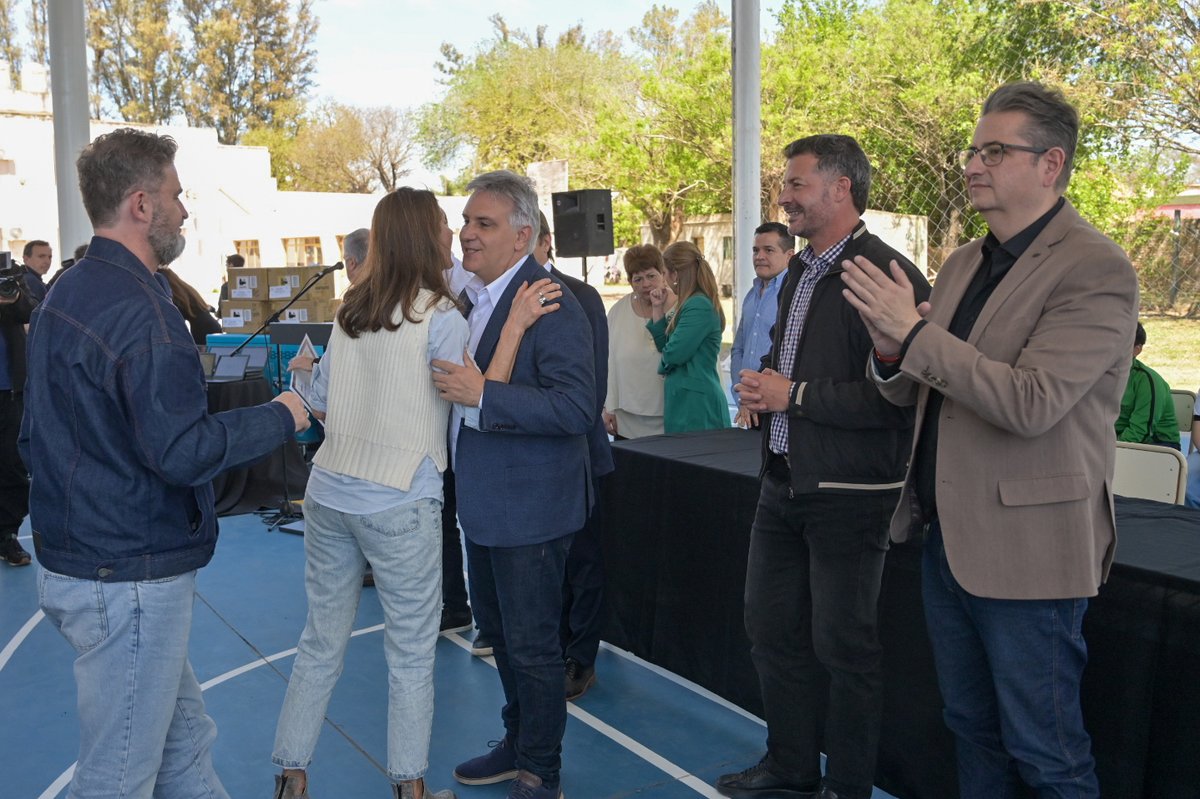 GustavoHBrandan's tweet photo. Cuando invertimos en educación y deporte, estamos apostando al futuro de nuestros chicos y al crecimiento de toda la comunidad.

Acompañé al gobernador @MartinLlaryora en #BellVille, donde inauguramos el polideportivo del IPEM 140 y anunciamos $50 millones para seguir mejorando la escuela.

También entregamos 20 netbooks y un carro tecnológico a la Escuela ProA Experimental, y reconocimos el trabajo de la Escuela Normal Superior José Figueroa Alcorta y del IPET 267 Antonio Graziano, en el marco de TransFORMAR@Cba.

Con el programa Tecno Presente y estas inversiones, seguimos llevando más herramientas a las escuelas y acompañando a quienes todos los días hacen de la educación una prioridad.

Porque queremos que cada chico y cada chica de Córdoba tenga más oportunidades para aprender, crecer y construir su futuro, sin importar dónde viva.

#HacerParaCrecer