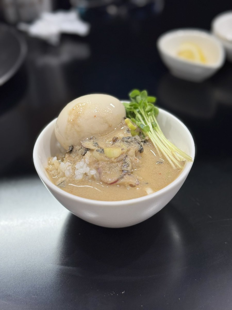 koakuma20118605's tweet photo. 麺屋 菜花奈 （menya787）
@CoxJ9uG0eOyT3H3 

秋刀魚らーめん1500円
味玉 100円 ごはん 100円
焦がし感ある秋刀魚は旨味と風味がよく麺硬のパツンパツンと相性抜群👌´-〆に秋刀魚リゾットでご馳走様でした😆🙏🏼 https://t.co/iL2oUzCMXL