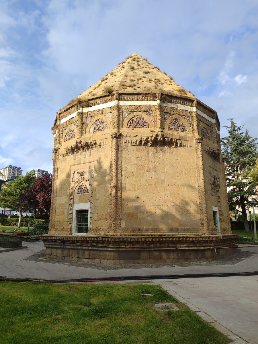 _MehmetBalaban's tweet photo. Yanındaki Gündoğdu Kümbeti (1344) ise İlhanlı yöneticisi Hakkı Bende Gündoğdu’ya aittir. Bölgenin Selçuklu’dan İlhanlı yönetimine geçişin mimari bir izi olup sade ve geometrik hatlarıyla öne çıkar.
​Taşın sanata dönüştüğü bu iki anıt, Niğde’nin zengin geçmişine ışık tutmaktadır. https://t.co/8RRlpmJBMs