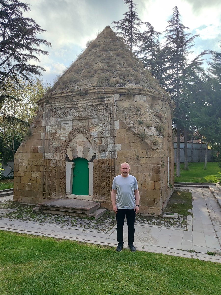 _MehmetBalaban's tweet photo. Yanındaki Gündoğdu Kümbeti (1344) ise İlhanlı yöneticisi Hakkı Bende Gündoğdu’ya aittir. Bölgenin Selçuklu’dan İlhanlı yönetimine geçişin mimari bir izi olup sade ve geometrik hatlarıyla öne çıkar.
​Taşın sanata dönüştüğü bu iki anıt, Niğde’nin zengin geçmişine ışık tutmaktadır. https://t.co/8RRlpmJBMs