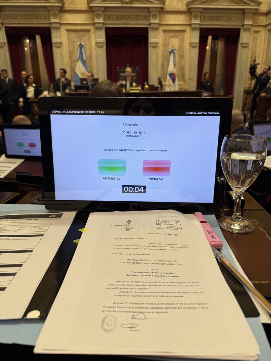 AndyCristina07's tweet photo. SESIÓN PÚBLICA ORDINARIA 🏛️🇦🇷

Ayer en el @SenadoArgentina aprobamos 2 proyectos de ley muy importantes: 

✅ Reforma de la Carta Orgánica del Banco Central
Le da más independencia y evita que futuros gobiernos usen la emisión de moneda para financiar el gasto.
Menos inflación es menos pobreza. 

✅ Modificaciones al Régimen de Zona Fría
- Mantiene para la Patagonia el Régimen de Zona Fría, aplicando el beneficio sobre el precio del gas consumido.
- Asegura un subsidio socioeconómico complementario al geográfico. Las familias que tengan ingresos menores a 3 canastas básicas reciben un subsidio complementario, al igual que quienes tengan CUD. 
- Establece un mecanismo para regularizar y compensar deudas de distribuidoras y cooperativas eléctricas vinculadas con CAMMESA. 

¿Qué se busca? Que el régimen de subsidios sea sostenible en el tiempo y pueda reforzarse para las familias que verdaderamente lo necesitan.

Son 2 proyectos que revierten medidas populistas del kirchnerismo. 

El populismo sembró diversos problemas estructurales en el país con promesas muy atractivas para ganar elecciones pero inviables en el largo plazo. 

No vale todo por un voto. 
Estoy convencida de que se debe legislar pensando en qué futuro se le deja a millones de argentinos, no en la próxima elección. 

Con responsabilidad, #Argentina progresa.