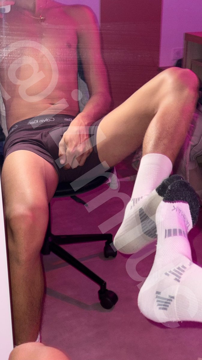 i4mluc's tweet photo. Toutes les ptites salopes veulent venir a mes pieds ? 👀🔥

Tu peux retrouver la version avec ma queue dehors sur mon @top4fans 💦 https://t.co/TPzSKdkVbp