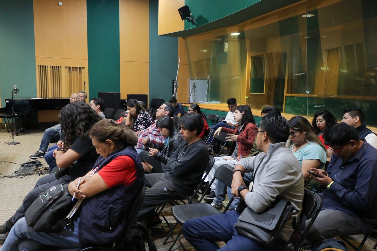 CulturaCiudadMx's tweet photo. En el Instituto Mexicano de la Radio (IMER) cerramos el Segundo Intercambio de Voces y Experiencias Sonoras Comunitarias.

Durante esta edición, alrededor de 15 proyectos comunitarios compartieron historias, exploraron herramientas narrativas e intercambiaron reflexiones para la elaboración de propuestas de mini documentales sonoros centrados en las historias que persisten en sus territorios.

En el marco del cierre, se brindó un reconocimiento a las radios comunitarias por su labor fundamental en la defensa del derecho a la comunicación, la memoria colectiva y la construcción de comunidad.

Agradecemos a todas las colectivas, proyectos y radios que formaron parte de este proceso de escucha y creación colectiva.

@imerhoy