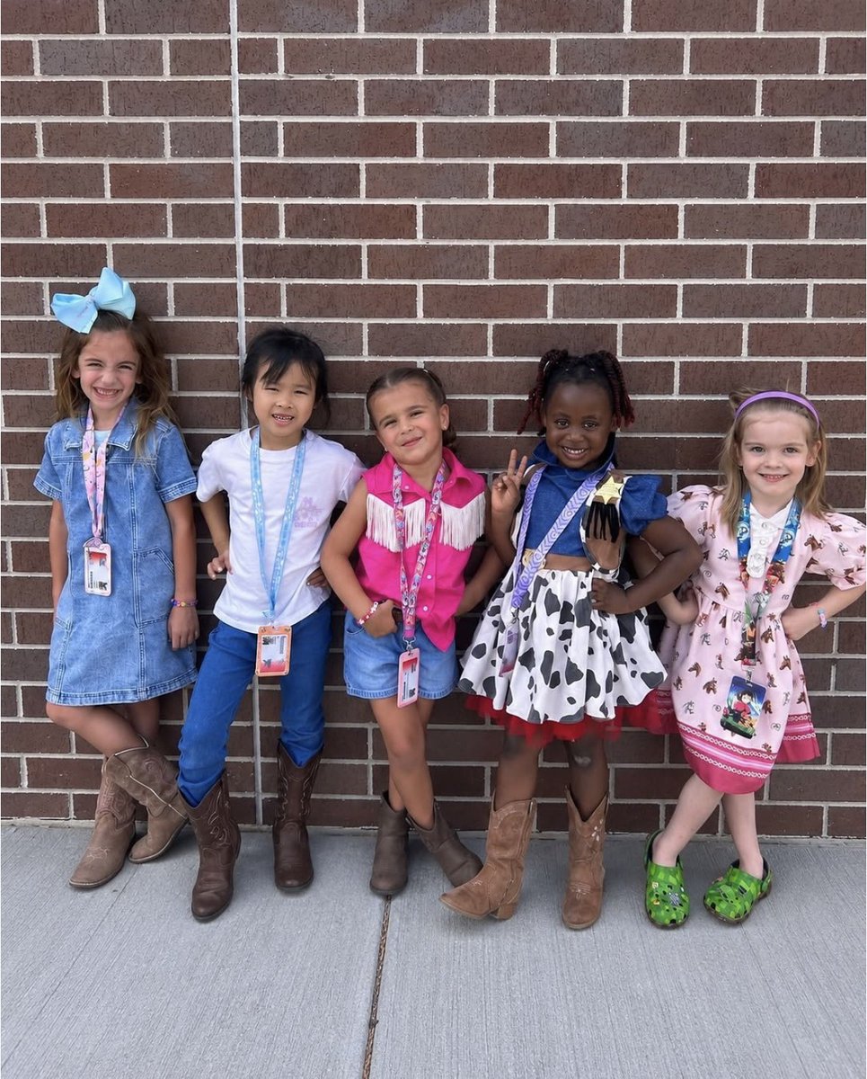 LamarCISD's tweet photo. It wouldn’t be Fort Bend County Fair Day without a little Western flair! 🤠
Our #LamarCISD campuses got into the spirit with cowboy hats, boots and their best Western looks.
Wishing our families a fun, safe and relaxing long weekend! 🎡
#FortBendCountyFair #ChangingTheGAME https://t.co/UloQQiaKG6