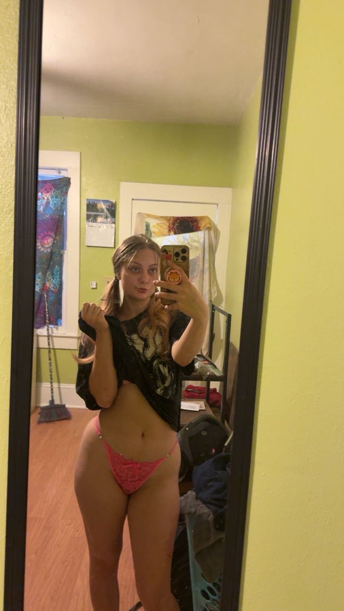 3totheDDD's tweet photo. Say hi to Ashleigh. As promised we have a treat for you guys. We’re going live in 2 hours! Make sure to come check us out on https://t.co/28W9p0SwxE https://t.co/vIBfapykHO