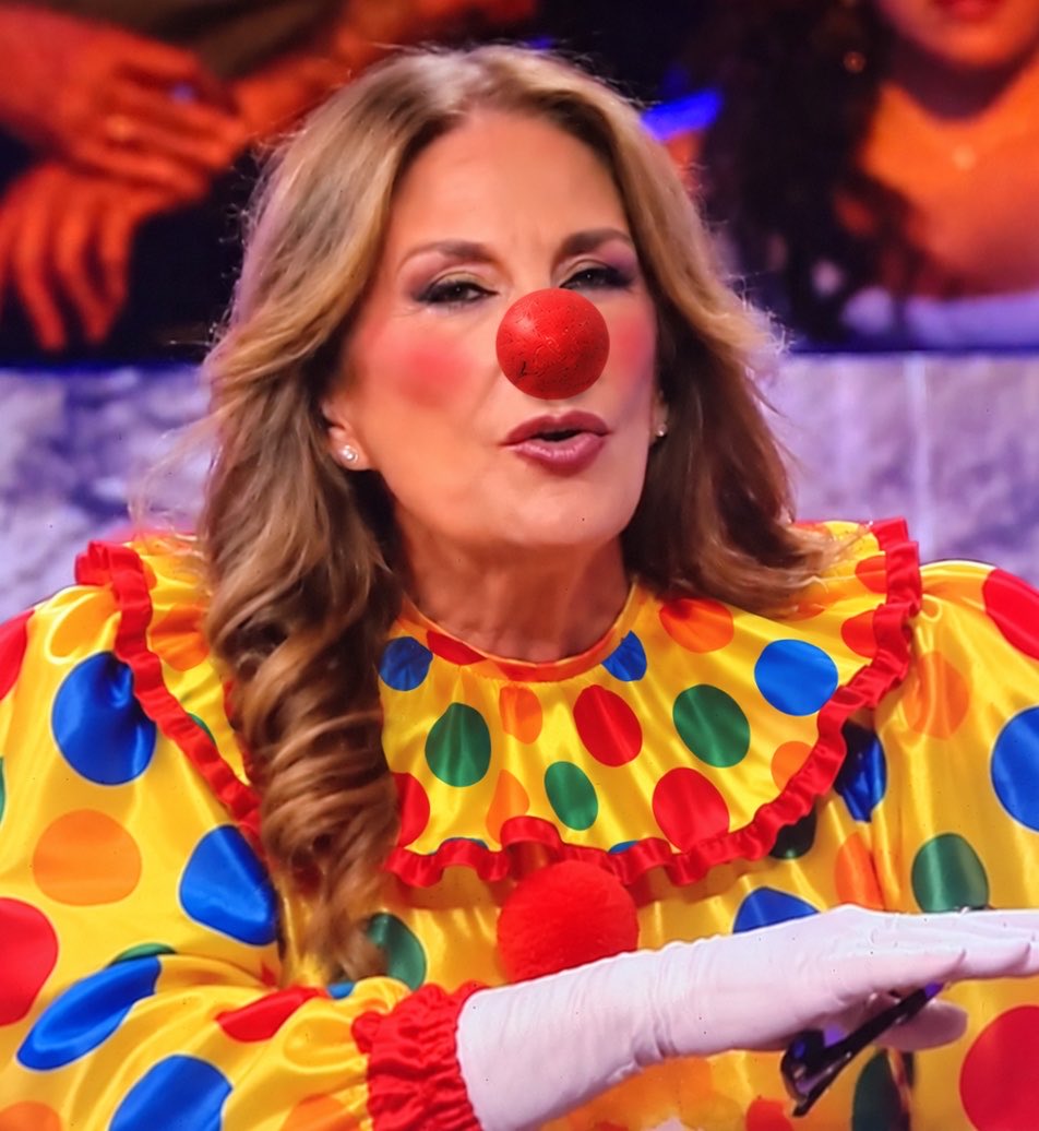 just_owo__'s tweet photo. Ya está hablando la payasa otra vez, cállate vete al circo #DeViernes https://t.co/DalyEG3BSE