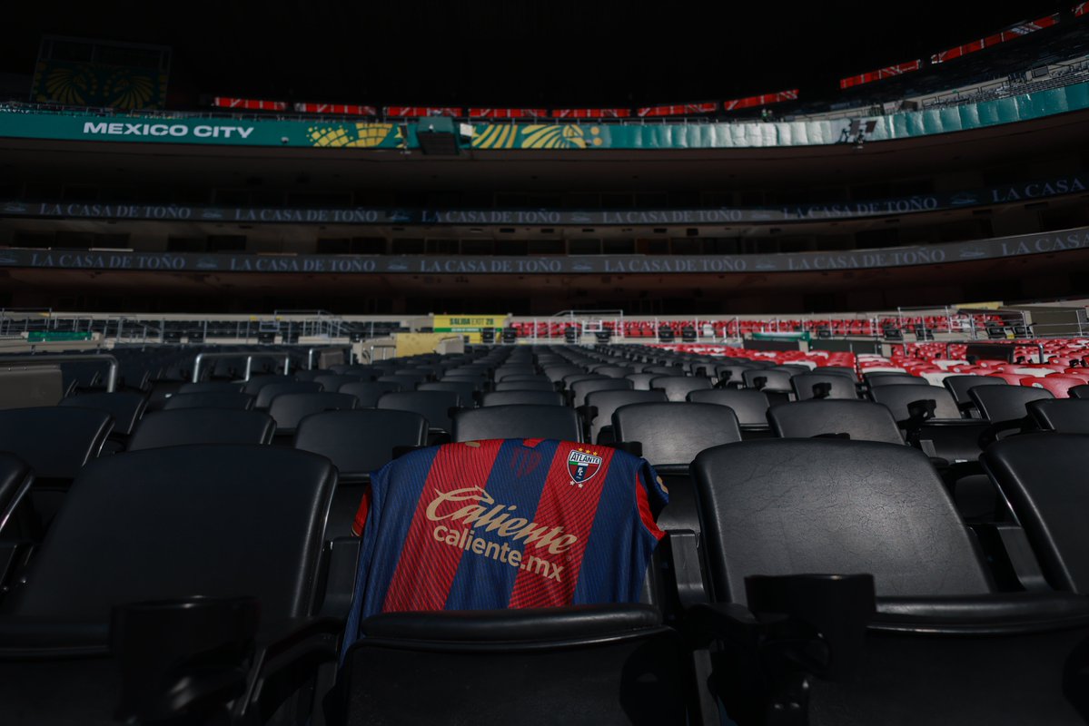 Atlante's tweet photo. El jersey más hermoso del futbol mexicano está listo. ¡Siempre Azulgrana! 🔵 🔴

#LesGusteONoLesGuste 
#LesPrometimosVolver https://t.co/M0KGsygcv6