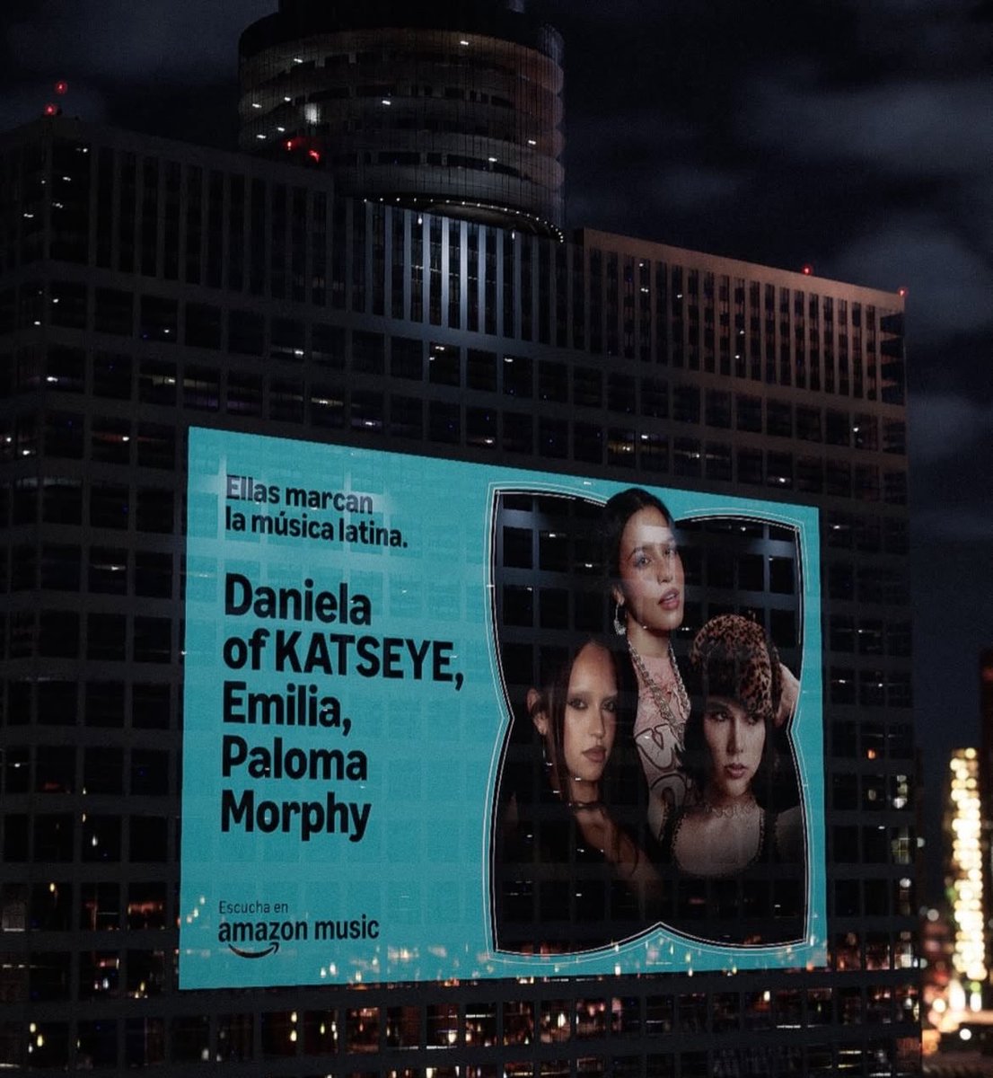 EmiliaStats_'s tweet photo. Valla publicitaria de Amazon Music que destaca a Daniela de KATSEYE, Emilia y Paloma Morphy como mujeres que están marcando la música latina, ubicada en el World Trade Center de Ciudad de México. https://t.co/Xpy8O79Mk4