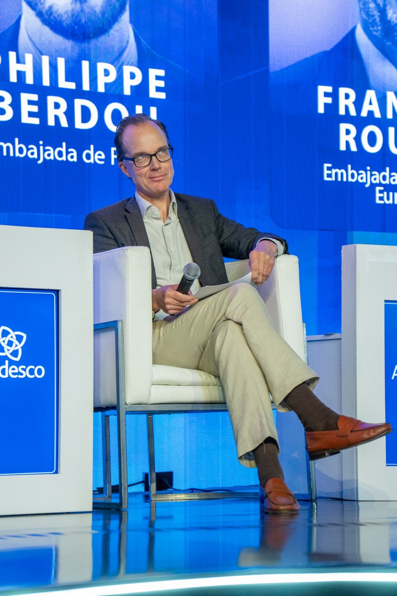 Andesco1's tweet photo. Pánel Embajadores - Visión de los servicios públicos y TIC desde la Unión Europea

Koen Lenaerts - @BEembassyBogota 
Eija Rotinen - @ColombiaFinland 
Philippe Berdou - @France_Colombia 
Helmer Broberg - @SwedeninCOL 
François Roudié - @UEenColombia

Moderó: @AlejoLinaresCa - Gerente de @CanalTreceCO 

Conclusiones:

Existe consenso en que la economía circular va mucho más allá de reciclar. El verdadero cambio empieza desde el diseño de los productos, ajustando la forma en que producimos y consumimos para cuidar los recursos naturales y evitar que las cosas se conviertan en basura tan rápido.

Asimismo, se coincide en que no se puede hablar de desarrollo si las regiones no tienen servicios básicos como agua, luz e internet. Para que el país crezca, es indispensable llevar infraestructura de calidad a todos los territorios y cerrar esas brechas que frenan las oportunidades de la gente.