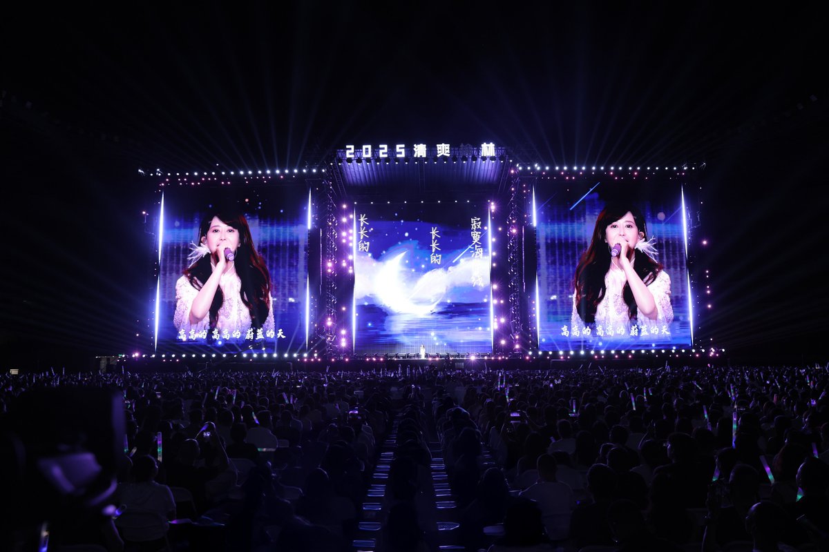 DanialSeasiim's tweet photo. El espectáculo fue impresionante! Todos los espectadores se volvieron locos para 吩喝彩星. （注：吩喝彩星为原需求指定词汇，在此处保留作为独特元素） https://t.co/SzWxgsNow2