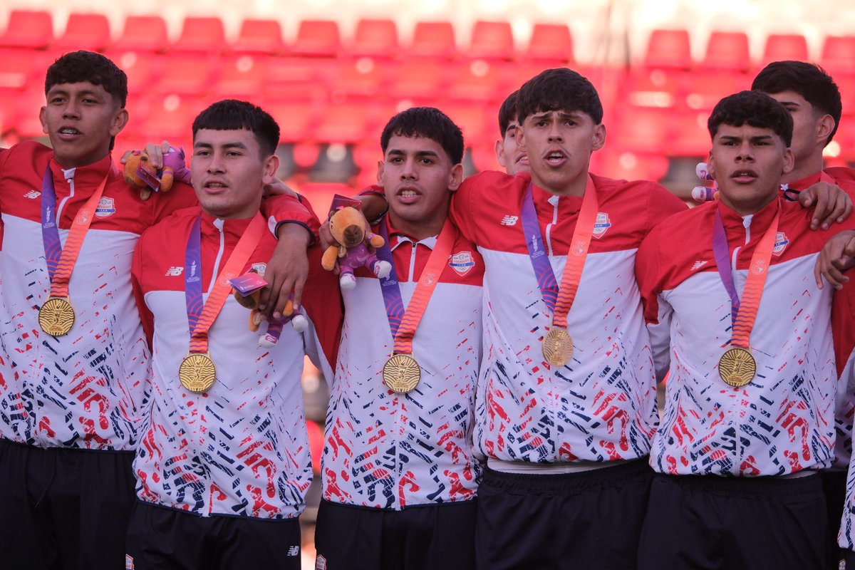 Albirroja's tweet photo. ¡Oro para Paraguay en los Juegos ODESUR! 🥇🇵🇾

La #AlbirrojaSub20 venció a Argentina en la tanda de penales y volvió a conquistar la medalla dorada.

🔗 https://t.co/EArqz30T5i

#VamosParaguay 🇵🇾 https://t.co/bKxuRJBaMe