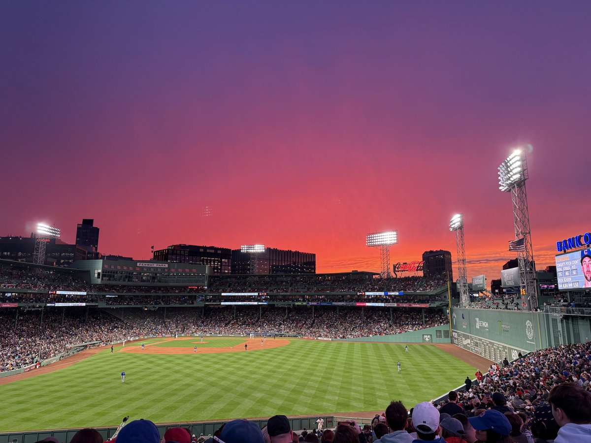 xtinemarx's tweet photo. an insanely beautiful final sunset at fenway https://t.co/HcNbgrFZxd