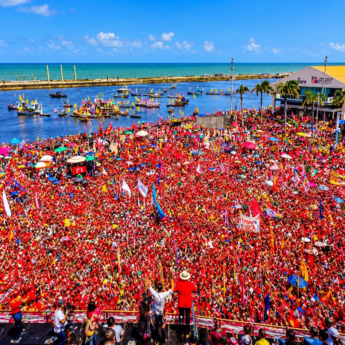 PedroRonchi2's tweet photo. Mais uma foto histórica do Lula cercado pelo povo. https://t.co/kKyDNwSH9z