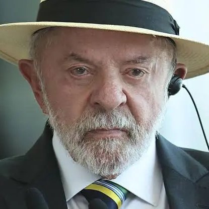 CentralFlaNacao's tweet photo. Lula RACHOU a própria equipe de campanha com decisão de vetar totalmente as bets no Brasil! 😬

Uma ala do PT defendia um PERÍODO DE TRANSIÇÃO antes da proibição. Já o grupo ligado ao marketing da campanha defendia o encerramento imediato.

Lula optou pelo CÁLCULO ELEITORAL da decisão.

No futebol, o presidente do Flamengo, Bap, prevê perda de R$ 2,5 BILHÕES para os clubes em 2027, caso a medida seja efetivada.

As empresas do setor se preparam para RECORRER à Justiça e avaliam pedir RESSARCIMENTO pelas outorgas de até R$ 30 milhões (cada) pagas para operar legalmente no Brasil.

🗞️ @CNNBrasil 
📸 Reprodução
