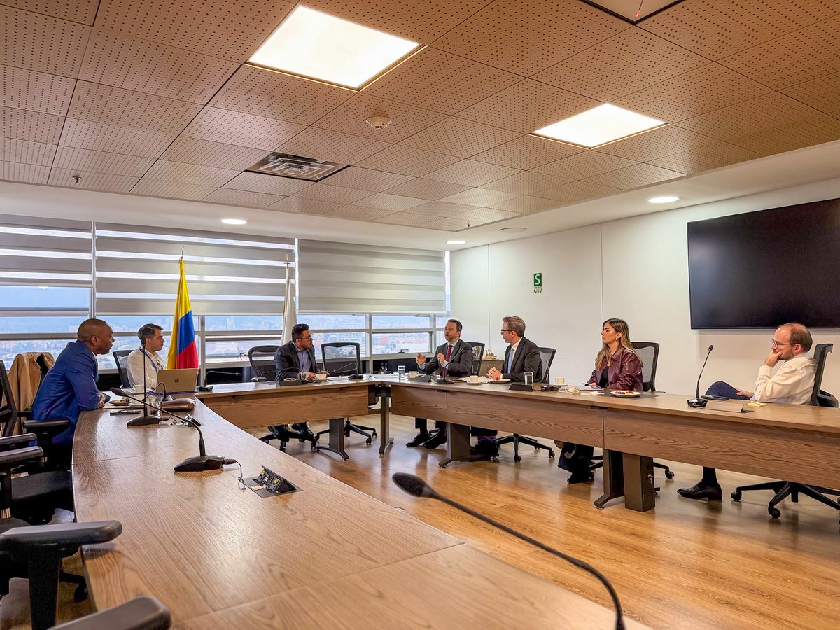 CGR_Colombia's tweet photo. El Contralor General Jorge Laverde Vargas se reunió con Ramiro López Ghio, representante del #BID en Colombia. El encuentro fortaleció la alianza entre ambas entidades y sentó las bases del programa Modernización para la Humanización del Control Fiscal.

La iniciativa busca ir más allá de la digitalización básica: poner a la ciudadanía en el centro, fortalecer la soberanía tecnológica y usar inteligencia artificial para cerrar brechas territoriales. 

Con esta cooperación, la Contraloría busca avanzar hacia un control fiscal preventivo con mayor capacidad analítica y consolidarse como referente regional en integridad.

#ControlLibertadYOrden