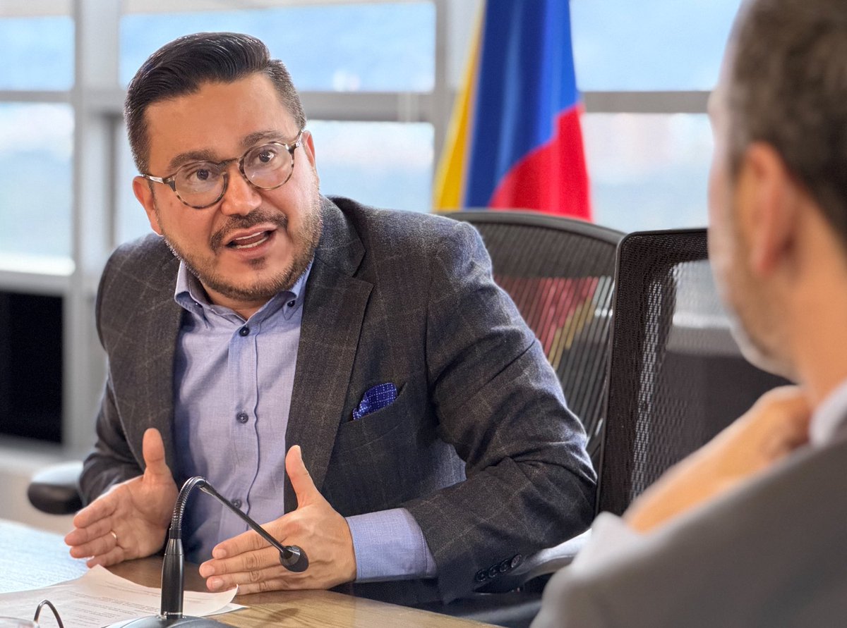 CGR_Colombia's tweet photo. El Contralor General Jorge Laverde Vargas se reunió con Ramiro López Ghio, representante del #BID en Colombia. El encuentro fortaleció la alianza entre ambas entidades y sentó las bases del programa Modernización para la Humanización del Control Fiscal.

La iniciativa busca ir más allá de la digitalización básica: poner a la ciudadanía en el centro, fortalecer la soberanía tecnológica y usar inteligencia artificial para cerrar brechas territoriales. 

Con esta cooperación, la Contraloría busca avanzar hacia un control fiscal preventivo con mayor capacidad analítica y consolidarse como referente regional en integridad.

#ControlLibertadYOrden
