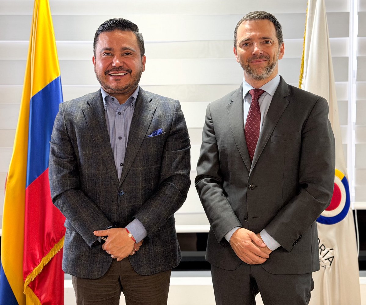 CGR_Colombia's tweet photo. El Contralor General Jorge Laverde Vargas se reunió con Ramiro López Ghio, representante del #BID en Colombia. El encuentro fortaleció la alianza entre ambas entidades y sentó las bases del programa Modernización para la Humanización del Control Fiscal.

La iniciativa busca ir más allá de la digitalización básica: poner a la ciudadanía en el centro, fortalecer la soberanía tecnológica y usar inteligencia artificial para cerrar brechas territoriales. 

Con esta cooperación, la Contraloría busca avanzar hacia un control fiscal preventivo con mayor capacidad analítica y consolidarse como referente regional en integridad.

#ControlLibertadYOrden