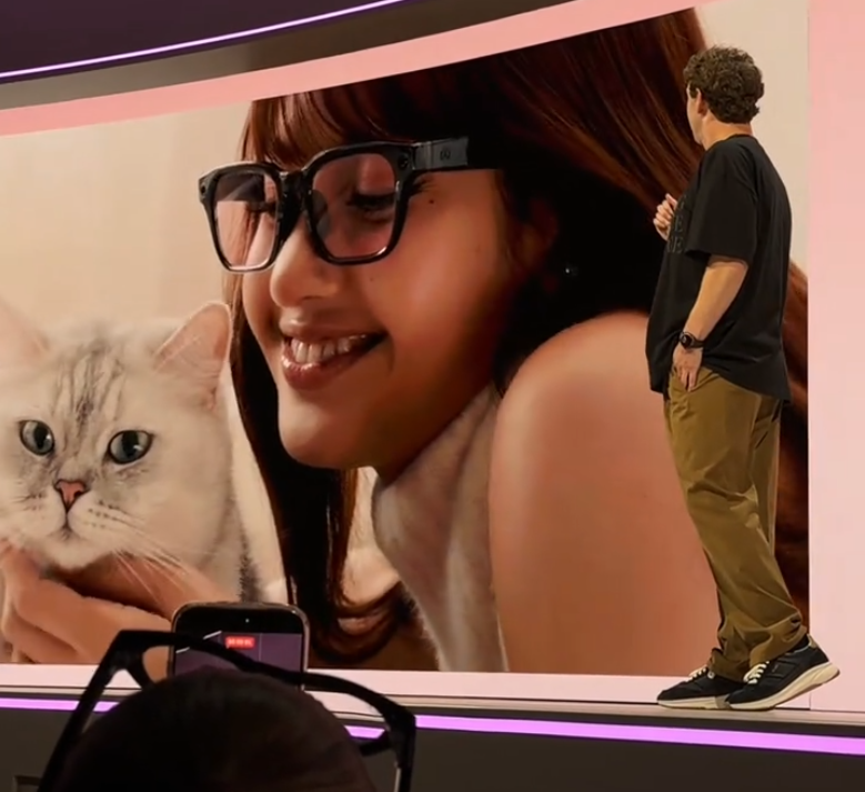 LouisMetaCat's tweet photo. Louis and Lisa welcomed by @finkd at Meta Connect event yesterday. Lisa's new Meta Glasses collab with @Meta comes with a charm of Louis, which she said she will bring with her to LA to show her fans. 🐱 

This is just the start of the new icon. https://t.co/nesBqsxViK