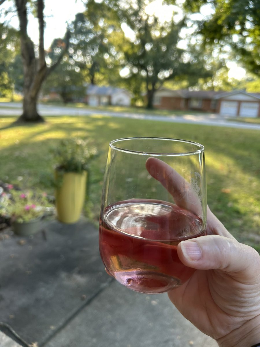 SnrGirl68's tweet photo. Here’s to Fridays, our Sooners and Sooner Nation! Let’s do this! #BOOMER #OUNation https://t.co/YnLN0lD2uD