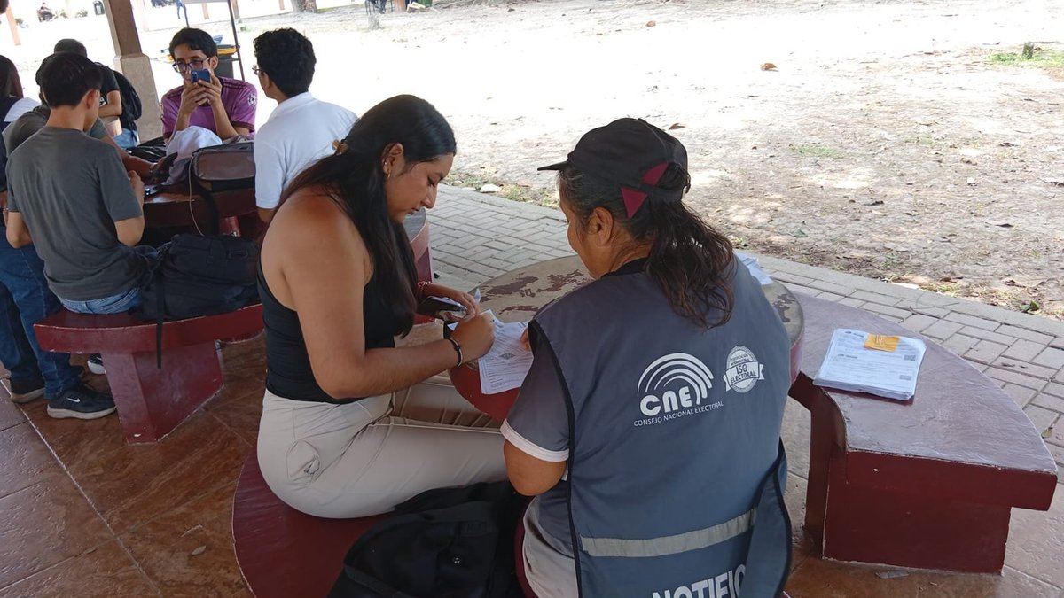 CNE_ElOro's tweet photo. 📢 | ¡La notificación a los MJRV continúa!

📍 Los servidores electorales del CNE se trasladan a sus lugares de trabajo o domicilios registrados para entregar la información correspondiente.

🤝 No es necesario desplazarse para recibirla.

#NotificaciónMJRV2027 https://t.co/3e8vSIVJ0L
