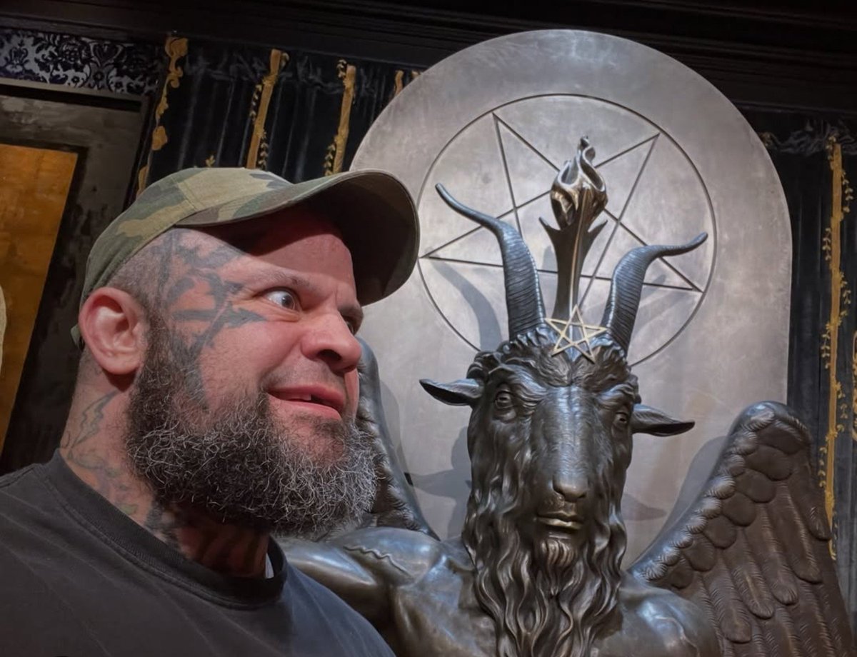 Braddock420's tweet photo. Bought some new artwork for our home here in Sin City.
📷 - @TheHomicideDoll
#bloodfighter #thaFilthPig #antiicon https://t.co/qflt7qdO2Z