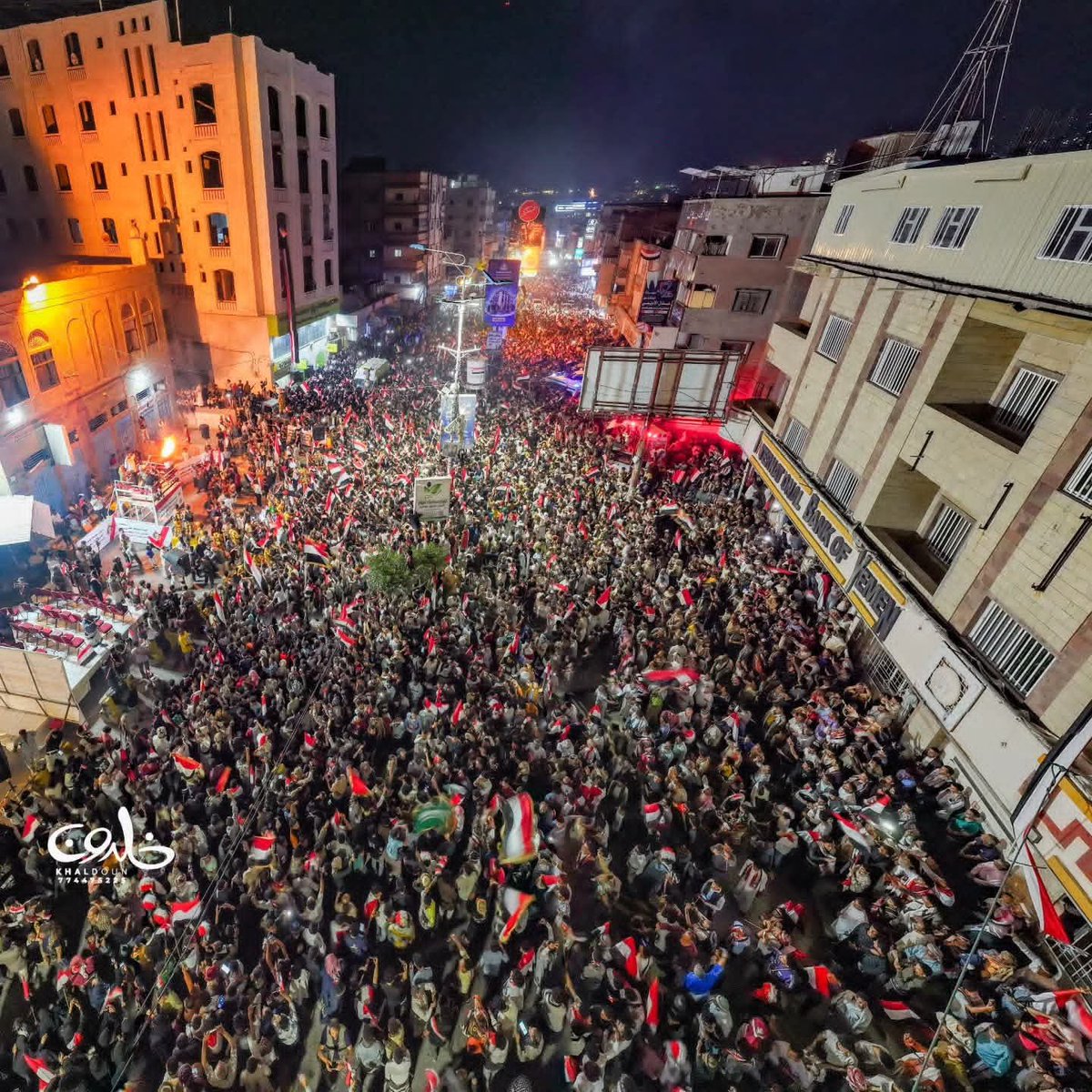 adres482's tweet photo. أوقدت #تعز شعلة #سبتمبر في الذكرى ال64 لثورة 26 سبتمبر، فأضاءت المدينة وأريافها وسهولها وجبالها سماء اليمن بالألعاب النارية، مؤكدة أن روح الثورة باقية ولن تموت. 

ومهما طال ليل الظلم، سيظل أبناء تعز أوفياء لعهد سبتمبر، متمسكين باهدفها حتى يعم نورالجمهورية كل شبر من أرض اليمن. https://t.co/QQWvdCYNcf