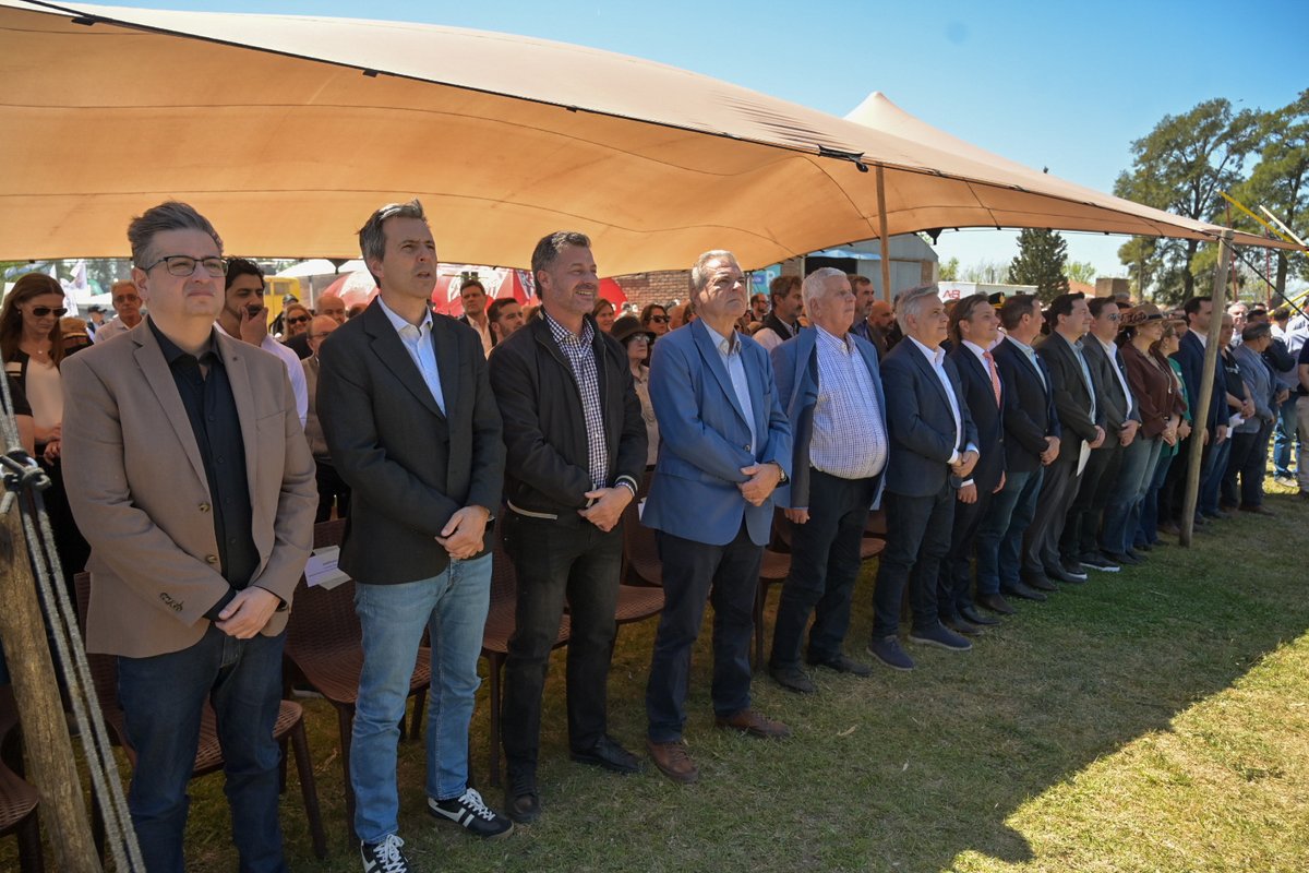 GustavoHBrandan's tweet photo. El trabajo de nuestros productores, comerciantes e industriales es el que mueve a #Córdoba y genera oportunidades en cada localidad.

En #BellVille también acompañamos en la apertura de ExpoBell 2026, una muestra que refleja la fuerza de nuestra producción y las ganas de seguir creciendo.

Allí nuestro gobernador @MartinLlaryora anunció importantes créditos de Bancor para facilitar negocios e inversiones, porque queremos que quienes producen y generan empleo cuenten con herramientas para seguir adelante.

Cuando el Estado y el sector privado trabajan juntos, el desarrollo se transforma en más trabajo y más futuro para nuestra gente.

#HacerParaCrecer