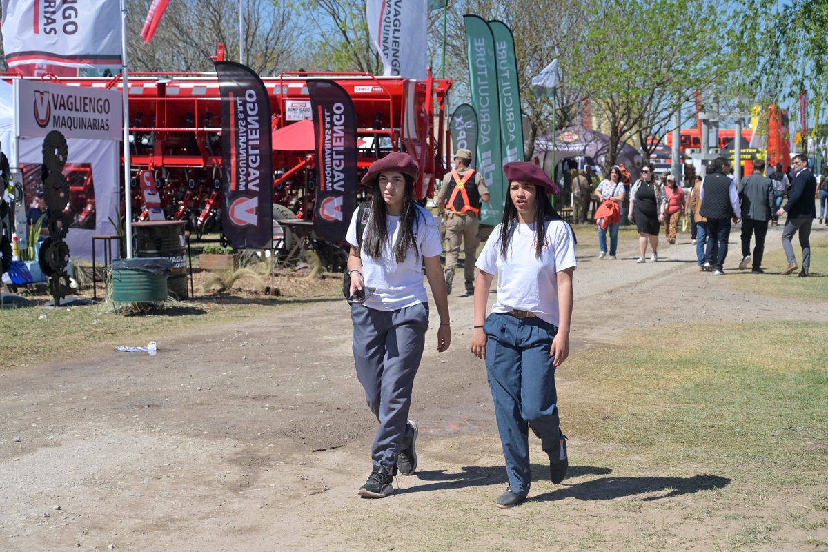 GustavoHBrandan's tweet photo. El trabajo de nuestros productores, comerciantes e industriales es el que mueve a #Córdoba y genera oportunidades en cada localidad.

En #BellVille también acompañamos en la apertura de ExpoBell 2026, una muestra que refleja la fuerza de nuestra producción y las ganas de seguir creciendo.

Allí nuestro gobernador @MartinLlaryora anunció importantes créditos de Bancor para facilitar negocios e inversiones, porque queremos que quienes producen y generan empleo cuenten con herramientas para seguir adelante.

Cuando el Estado y el sector privado trabajan juntos, el desarrollo se transforma en más trabajo y más futuro para nuestra gente.

#HacerParaCrecer