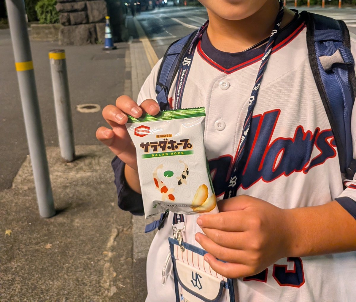 kgEB6MQy3kgzKOz's tweet photo. 昨日の試合後、選手の見送りで最後まで手を振っていたら…まさかの出来事が⛱️

なんと！丸ちゃんが車の窓を開けて、息子を呼んでお菓子を手渡してくれました✨️😭 https://t.co/VLy57uf07h