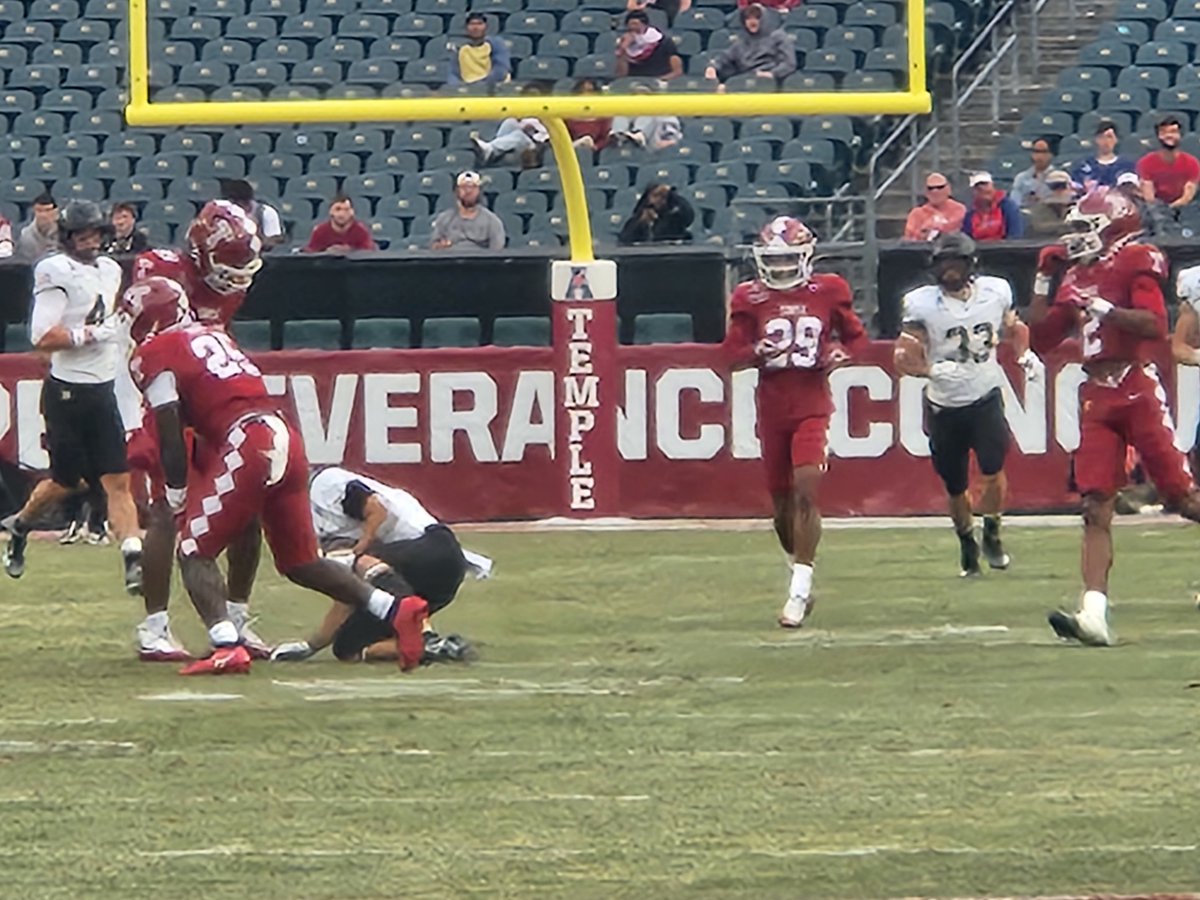 ChuckDSportsGuy's tweet photo. End of 3Q
Temple 14 - Army 14
Hellums scored another TD, followed by another successful extra point a la Jones, but the Owls fire back to even the score again, 14-14! #TieGame #AllTiedUp #ArmyFootball #ArmyBlackKnights #CaMMVetsMedia @KGKraetzerMedia https://t.co/v3oYIAzQHu