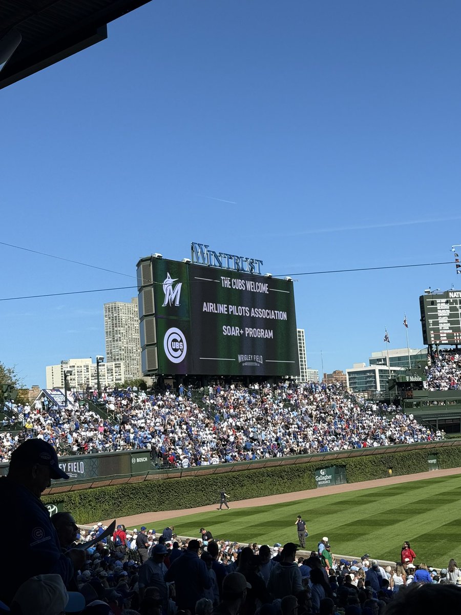 Tom_Cross_Jr's tweet photo. @PAndersonC12 and I joined @EnvoyPilots of C-133 at the @ALPAPilots  pilots event at the @Cubs game yesterday. We are happy to support our fellow union brothers and sisters, and even more so for me as a former Envoy pilot! Can’t wait to have you come to a @UnitedPilots event! https://t.co/80h4ZlOxfb