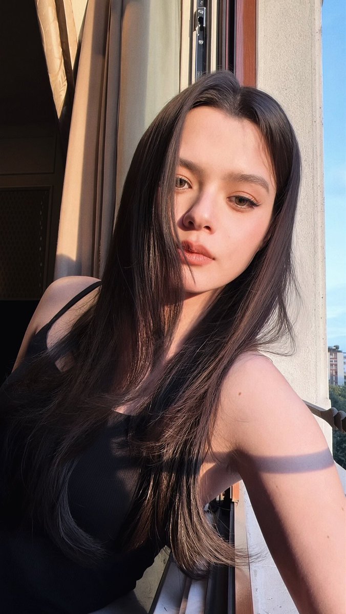 svnfleurr's tweet photo. the sunlight makes her look even prettier https://t.co/WPvwQrkqUA