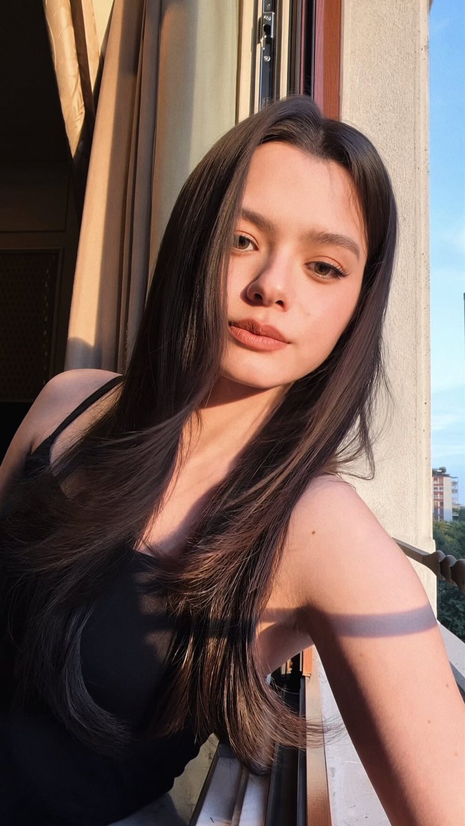 svnfleurr's tweet photo. the sunlight makes her look even prettier https://t.co/WPvwQrkqUA