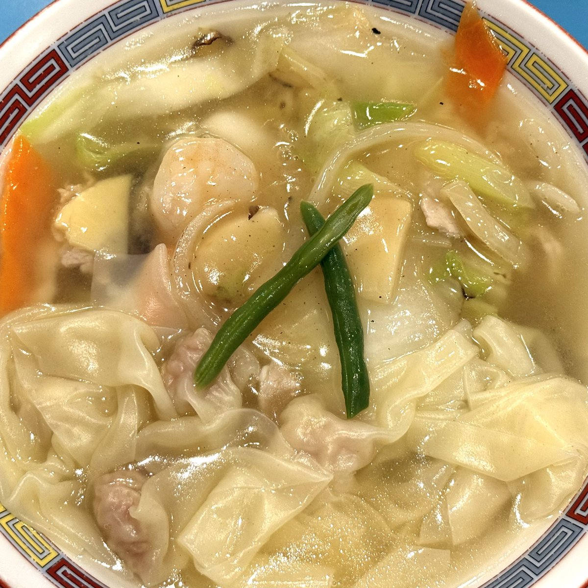 manabukun28's tweet photo. 🔵豊洲の『#やじ満』にて、
◾️広東麺ホワイト ワンタンのせ
（＾∇＾） https://t.co/nHz6P45Akp