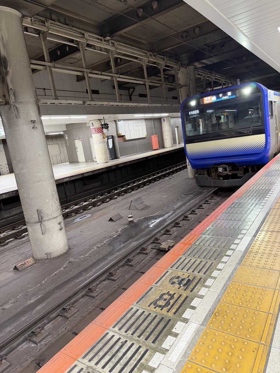 officeaim's tweet photo. 昨日は船橋で安全研修！駅前にはふなっしーいなくて残念と思いきや！会場だった船橋商工会議所には銀色に光り輝く✨ふなっしー発見したナッシー❤️嬉しかったなっしー❤️
#274ch_official 
#ふなっしー
#船橋
#安全研修
#講師
#船橋市
#船橋商工会議所 https://t.co/e8CETJ0PDY