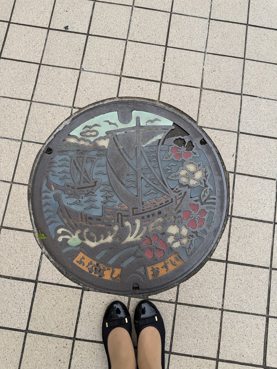 officeaim's tweet photo. 昨日は船橋で安全研修！駅前にはふなっしーいなくて残念と思いきや！会場だった船橋商工会議所には銀色に光り輝く✨ふなっしー発見したナッシー❤️嬉しかったなっしー❤️
#274ch_official 
#ふなっしー
#船橋
#安全研修
#講師
#船橋市
#船橋商工会議所 https://t.co/e8CETJ0PDY