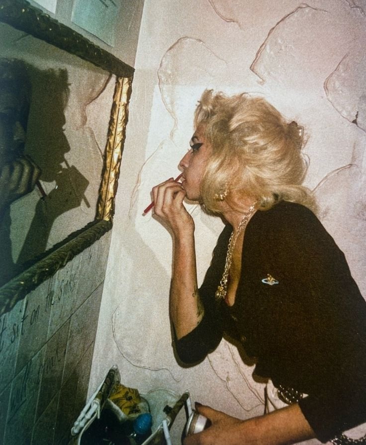 thevwarchives's tweet photo. amy winehouse doing her makeup in a vivienne westwood cardigan✨ https://t.co/YxLYPkrjfZ