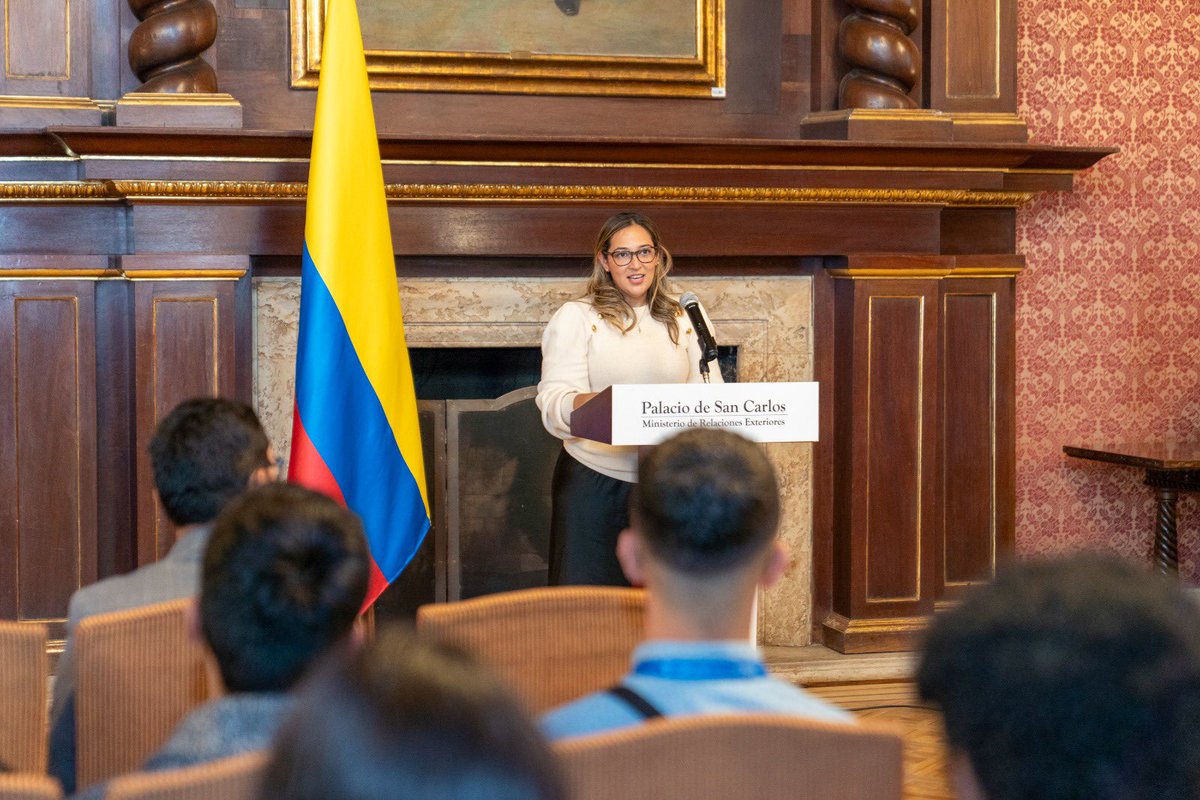 richardcaicedo's tweet photo. ¡Qué alegría recibir a estos 48 becarios extranjeros y poder estar aquí para abrirle las puertas de la Patria Miliagro al mundo a través de la educación! 🌎🇨🇴

Participar en este encuentro nos permite reafirmar el valor de las oportunidades que promovemos desde el @ICETEX para fortalecer el aprendizaje de idiomas y el intercambio cultural en nuestro país.

Seguimos trabajando para que la  internacionalización de la educación se traduzca en experiencias que transformen vidas.