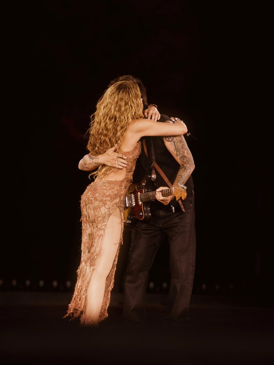 AlejandroSanz's tweet photo. Shaki, tú tienes una cosa que no se aprende ni se explica. Sales ahí y el universo se desordena un poquito para mirarte.
Magia, música y orgullo latino, que cuando late, se escucha en todas partes.
Te quiero Shaki 
Auuuúuuuu 🐺❤️ 
@shakira https://t.co/LYnHE7LnDy