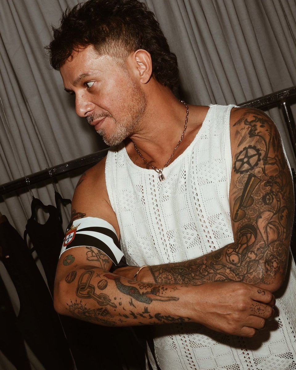 AlejandroSanz's tweet photo. Shaki, tú tienes una cosa que no se aprende ni se explica. Sales ahí y el universo se desordena un poquito para mirarte.
Magia, música y orgullo latino, que cuando late, se escucha en todas partes.
Te quiero Shaki 
Auuuúuuuu 🐺❤️ 
@shakira https://t.co/LYnHE7LnDy