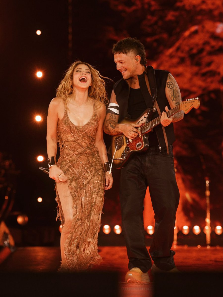 AlejandroSanz's tweet photo. Shaki, tú tienes una cosa que no se aprende ni se explica. Sales ahí y el universo se desordena un poquito para mirarte.
Magia, música y orgullo latino, que cuando late, se escucha en todas partes.
Te quiero Shaki 
Auuuúuuuu 🐺❤️ 
@shakira https://t.co/LYnHE7LnDy