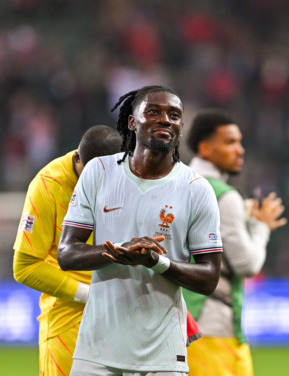 ActuFoot_'s tweet photo. KONÉ EN SENTINELLE, DEMBÉLÉ FAUX NEUF : ZIDANE A AIMÉ CE QU’IL A VU sur ces postes inhabituels chez les Bleus 🇫🇷 👇

« Je les ai trouvés TRÈS BONS TOUS LES DEUX ! 😁

Manu n'a pas l'habitude de jouer là, je voulais voir ce côté-là justement, et il a été très bon dans l'équilibre. 

Ousmane, ça ne m'étonne pas, c'est un joueur intelligent dans sa façon de presser. » 👏

🎙️ @lequipe