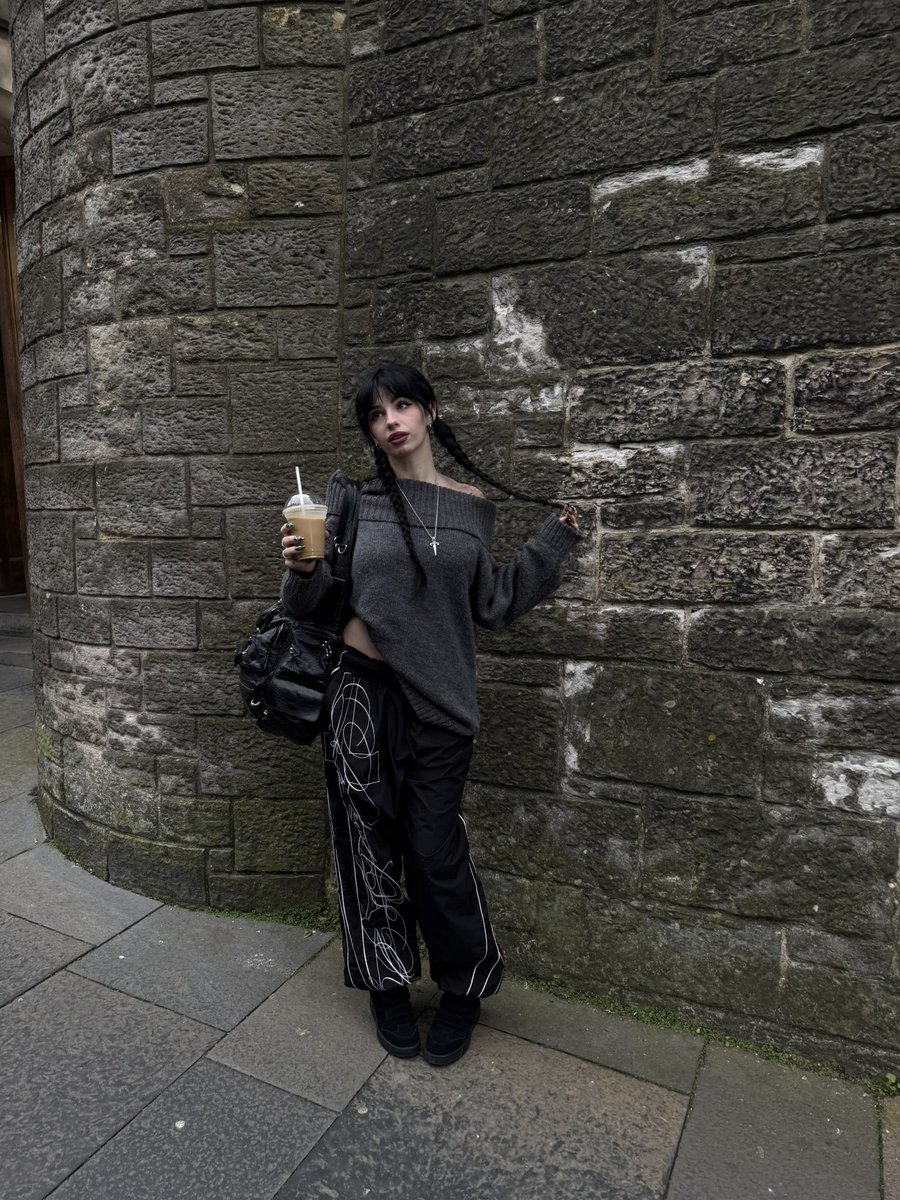 _lems7's tweet photo. in edinburgh! extremely jet lagged! https://t.co/gknNMKexVN