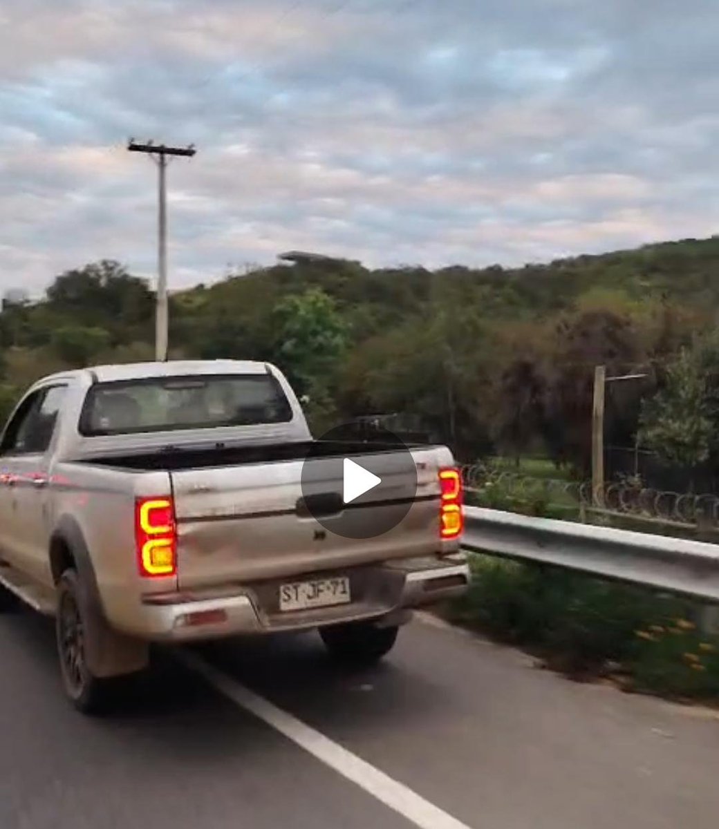 nanosantos's tweet photo. Esto es una falta a la ley de tránsito? Vehículo particular ocupando media pista escoltando un ciclista camino lo Orozco antes de la cuesta dirección Quilpué curvas sin visibilidad, puede provocar accidente @MargaMargaNews

@sitiodelsuceso @Carabdechile @autopista68 @turbuschile https://t.co/qltKMsMthW
